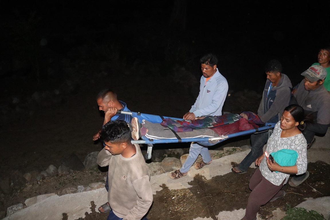 भिरको बाटोमै सुत्केरीः  तत्कालैको उद्धारले जोगियो आमा–बच्चाको ज्यान