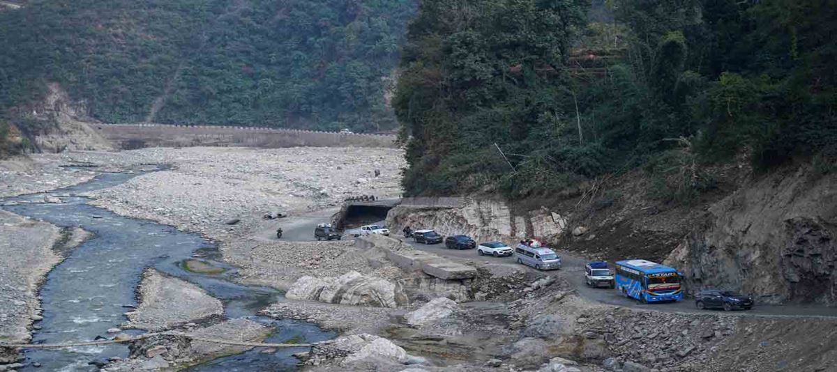 बाढीका कारण बीपी राजमार्गमा सवारी आवागमन बन्द