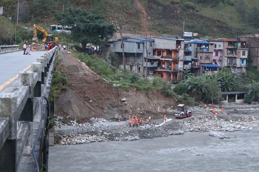 बाढीले पुलमा क्षति पु-याएपछि यातायात ठप्प, पर्यटन र व्यापारमा असर