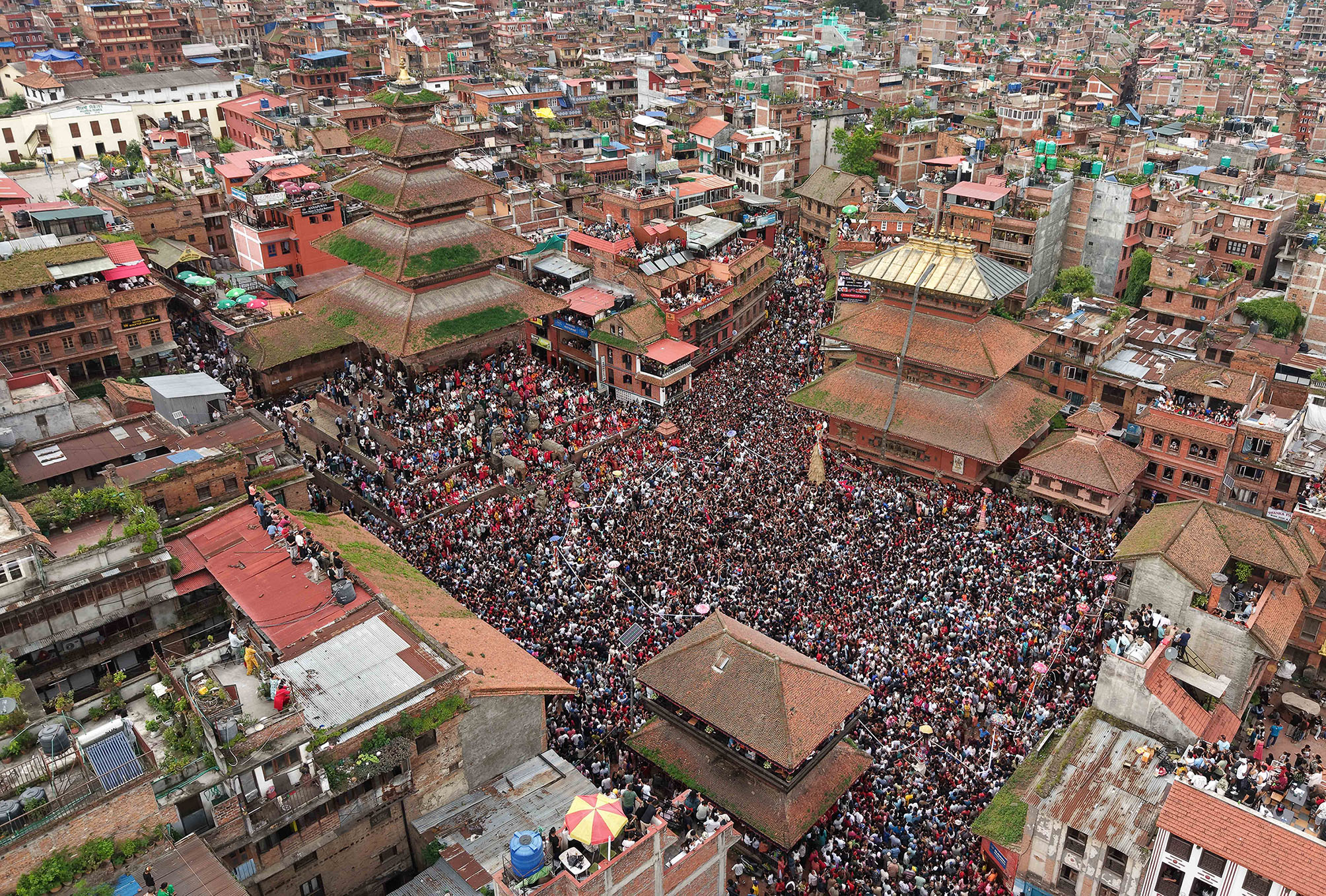 भक्तपुरमा गाईजात्रा : ‘घिन्ताङघिसी’ नाच्दै नगरपरिक्रमा