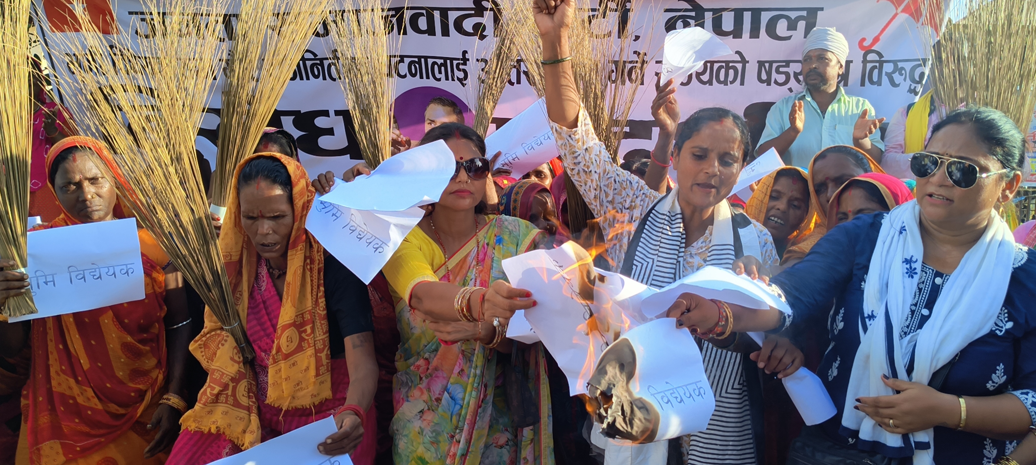 भूमि विधेयक फिर्ता माग गर्दै झाडु जुलुस