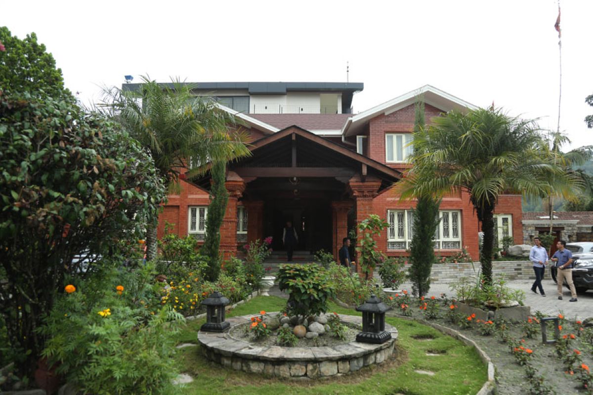 कांग्रेसका सभापति देउवाको घरमा तोडफोडसहित आगजनी