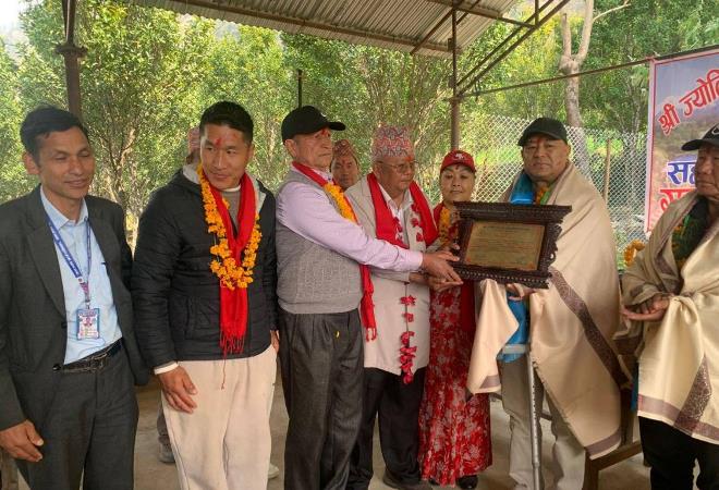 आर्थिक सहयोग गरेर विद्यालयलाई ऋण मुक्त