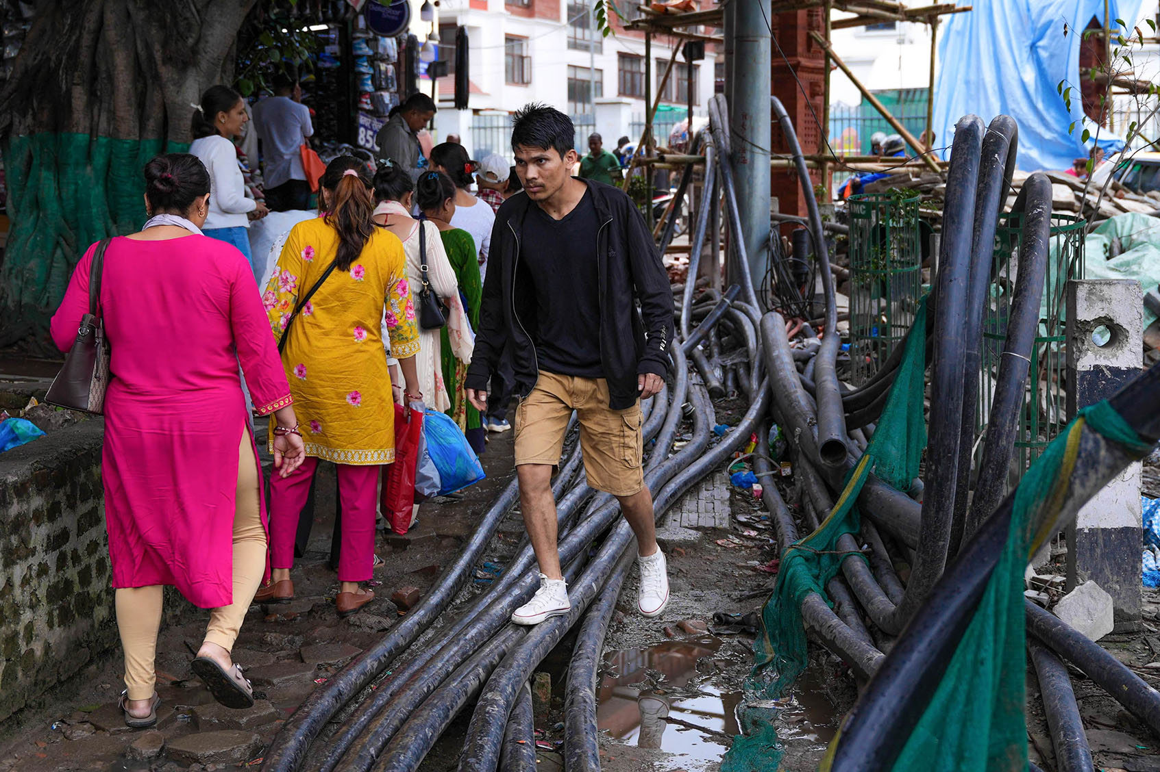 काठमाडौंको फुटपाथे धरापमा जोखिमपूर्ण यात्रा
