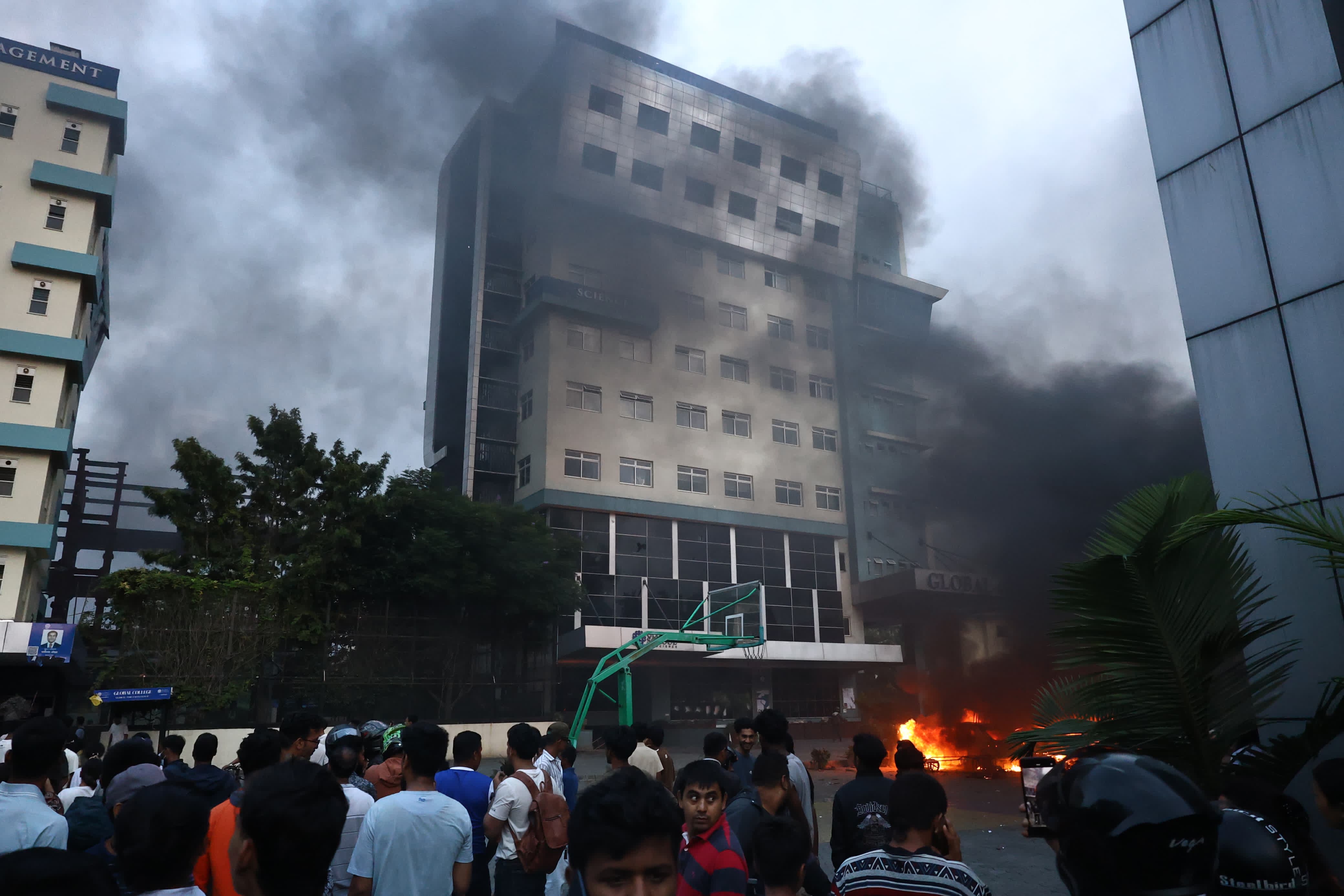 निजी सम्पत्तिमा तोडफोड, लुटपाट र आगजनी, खर्बौंको क्षति