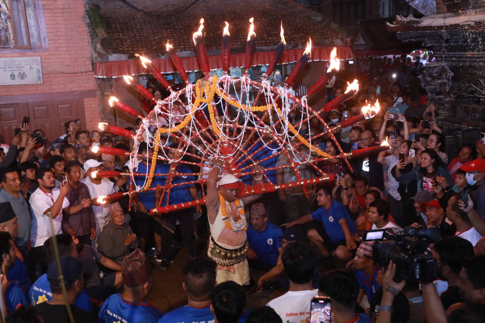 जिब्रो छेडेर महाद्वीप बोकी पार गरे ‘मध्यपुरथिमि–भक्तपुरसम्मको यात्रा’