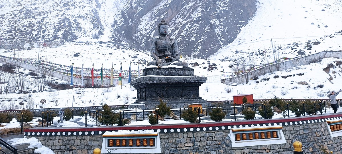 प्रतिनिधिसभा निर्वाचनः साङ्ता मतदान केन्द्र जाने सडकको हिउँ पन्छाउन सुरु