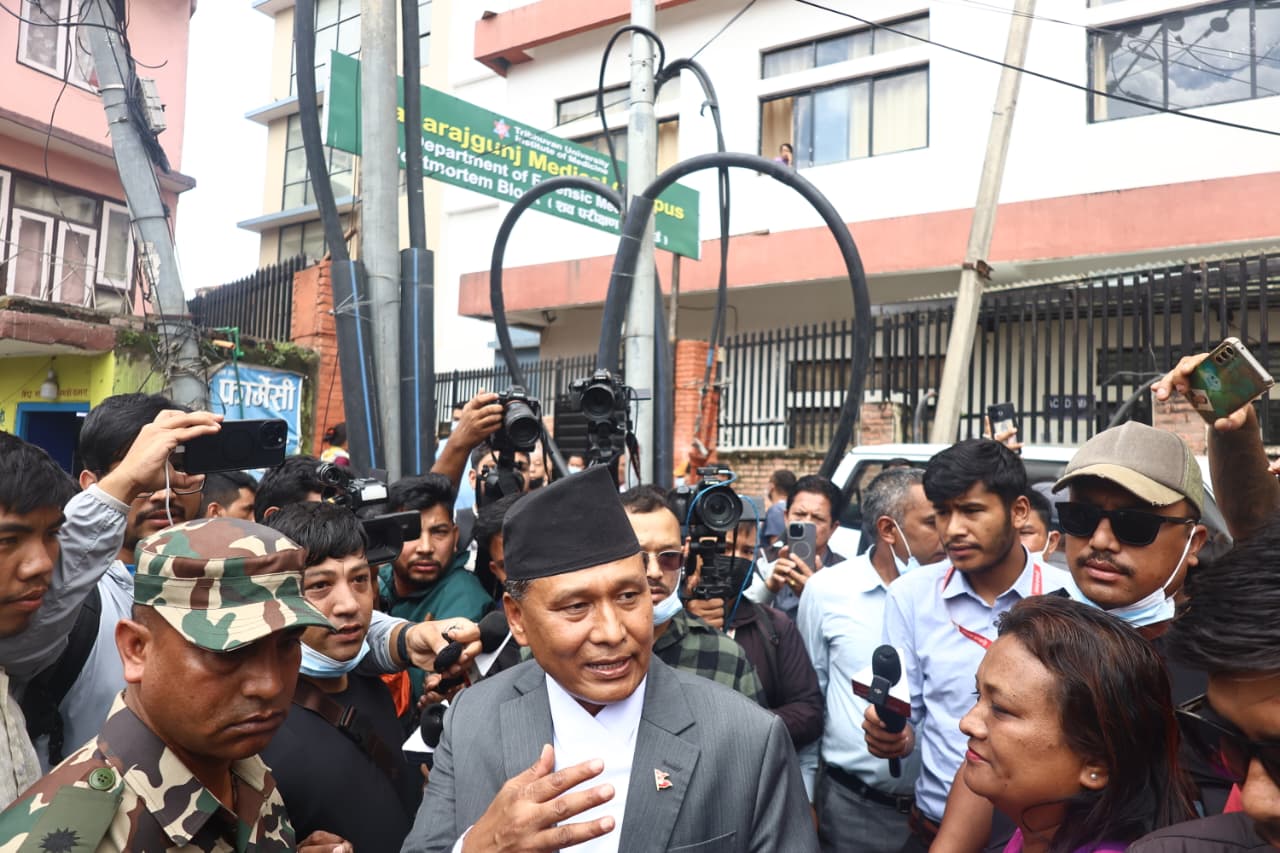 कुलमानले पदभार ग्रहण अगाडि आन्दोलनका मृतक परिवार र घाइते भेट्ने