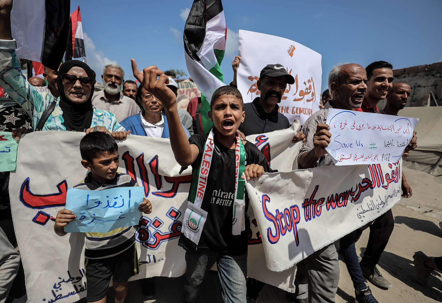 युद्ध रोक्न माग गर्दै गाजामा प्यालेस्टिनीहरूको प्रदर्शन