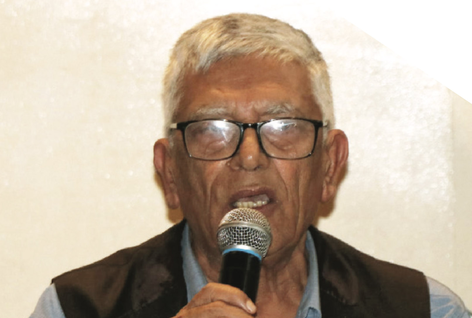 सुसेला काव्यशालामा नारायण ढकाल