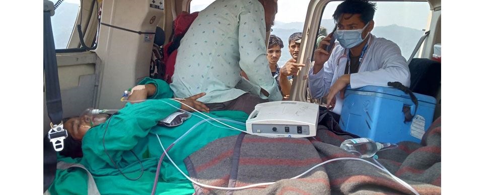 जो गाउँमा सर्जरी गर्छन्, सहरमा सम्हाल्छन् इमर्जेन्सी
