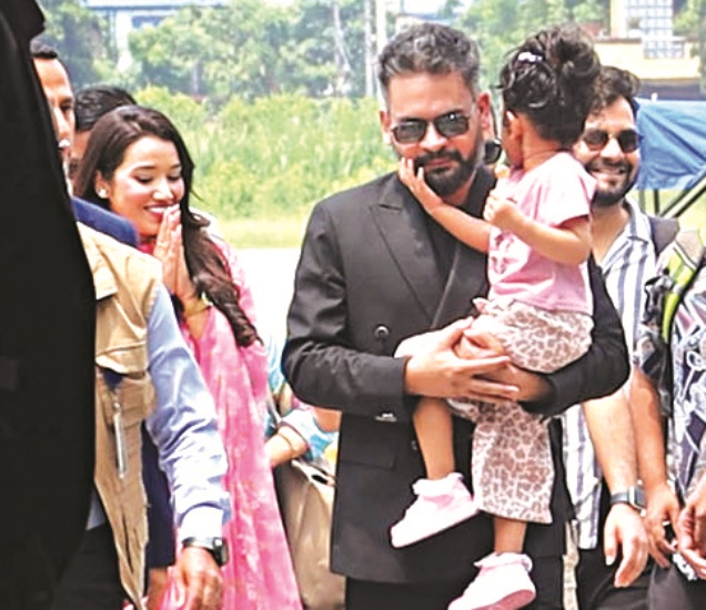 परिवारका साथ वालेन्द्र शाह
