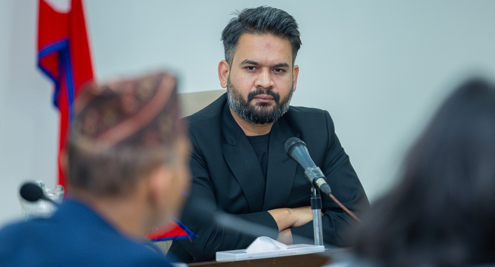 इयूआबद्ध देशका गैरआवासीय राजदूतले प्रधानमन्त्रीसँग सामूहिक भेट गर्दै