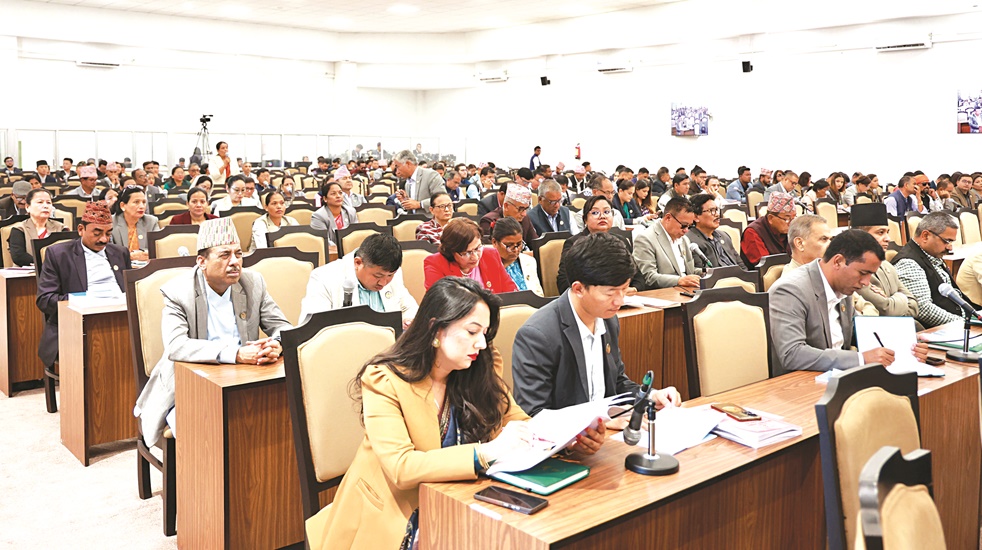 संसदमा मन्त्रीहरू खोज्नै हैरानी !