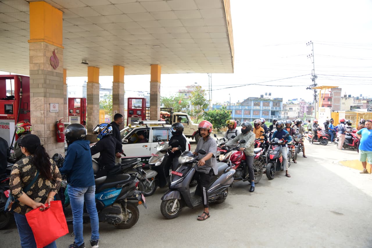 सेनाको चेकजाँच खुकुलो हुँदा पेट्रोल पम्पमा लाइन