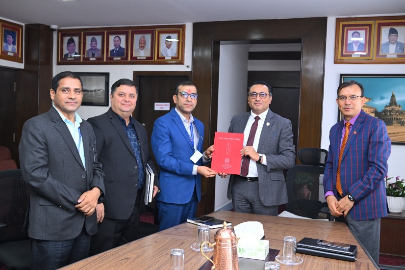 राजस्व नीति सुधारका लागि उच्चस्तरीय समितिको प्रतिवेदन अर्थमन्त्रीलाई