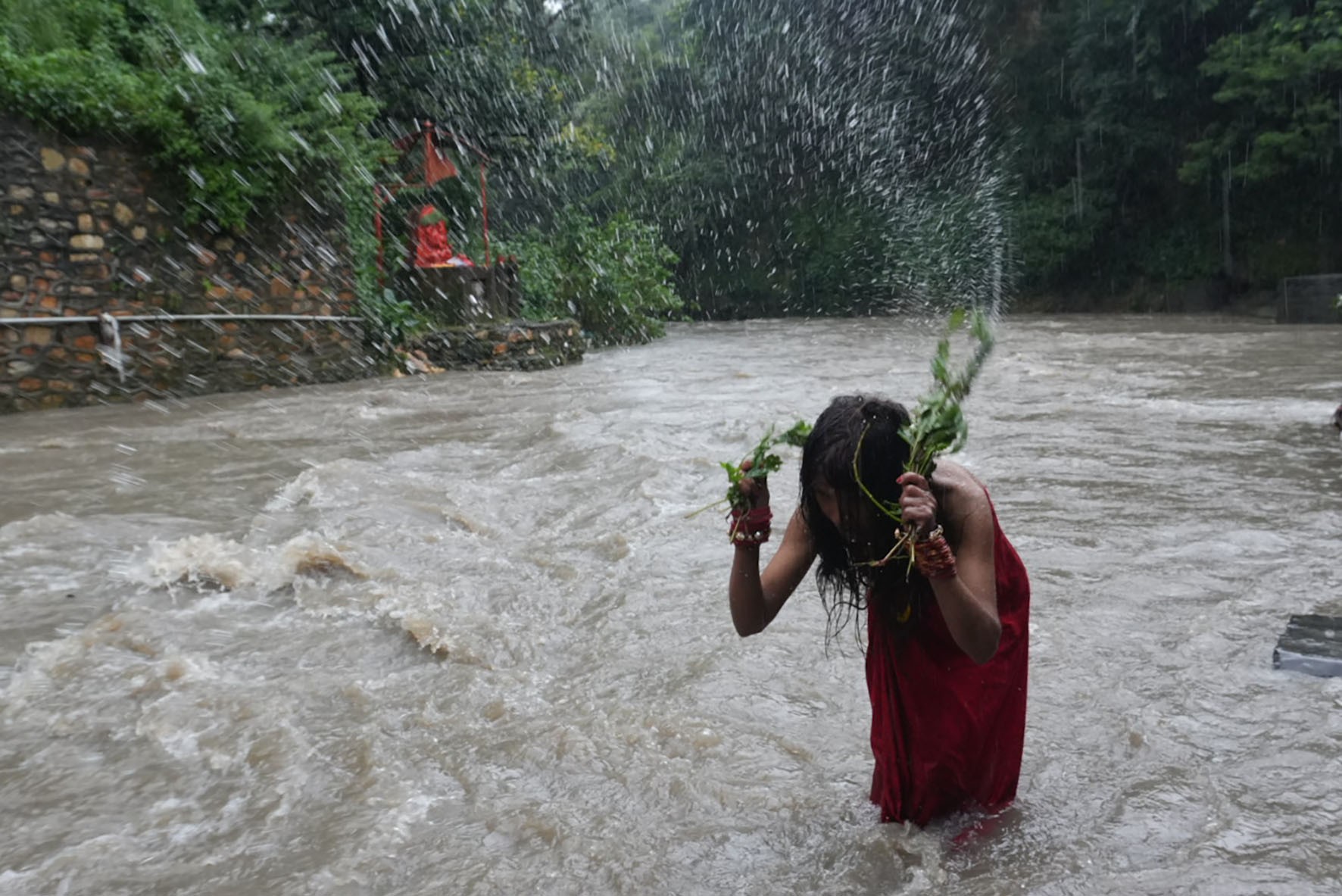ऋषि पञ्चमीका दिन पशुपति गुह्येश्वरीमा पूजा आराधना गर्दै श्रद्धालुहरु