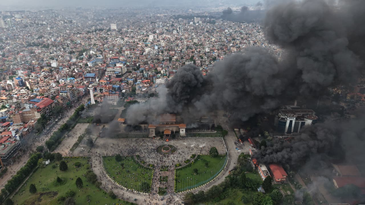 ८ दलको आक्रोश : संसद् विघटनलाई असंवैधानिक भन्दै पुनःस्थापनाको माग