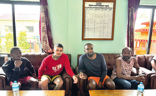 नक्खुबाट भागेका चार विदेशी धनुषामा पक्राउ