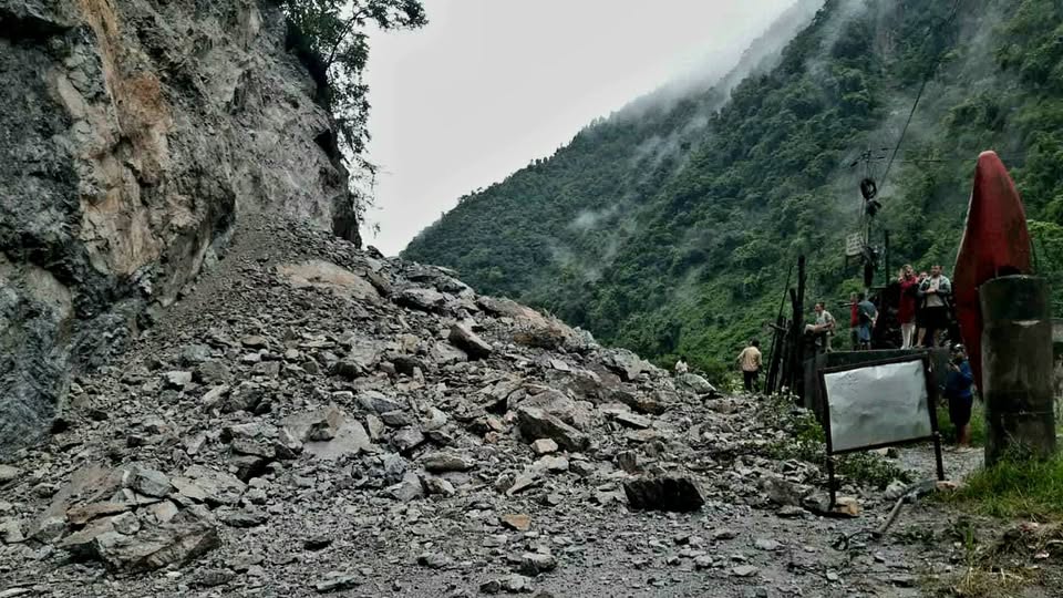 वर्षाका कारण प्रमुख राजमार्ग अवरुद्ध