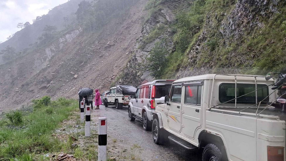 पहाडी क्षेत्रमा वर्षा बढेसँगै सडकमा क्षति बढ्दो