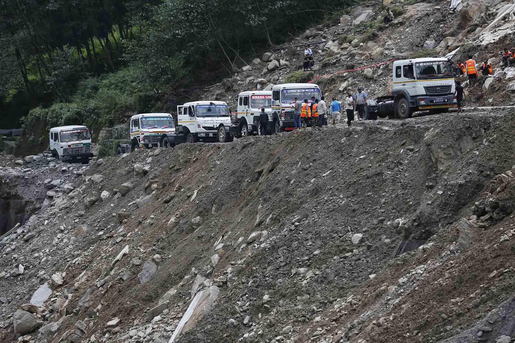 कोदारी पहिरो : स्थानीय र व्यापारीहरुलाई सधैंको सास्ती