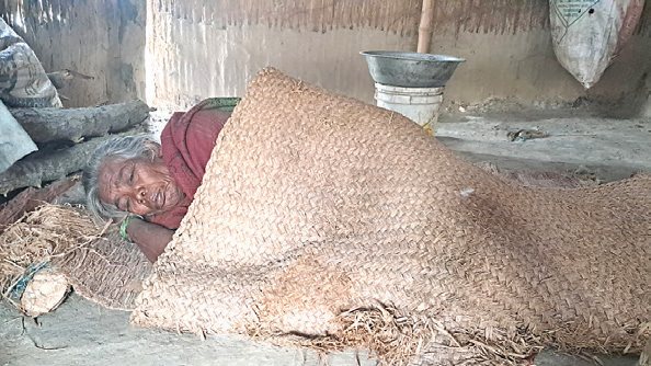 बाहिर घुर, भित्र परालका ओढ्ने–ओछ्याउने