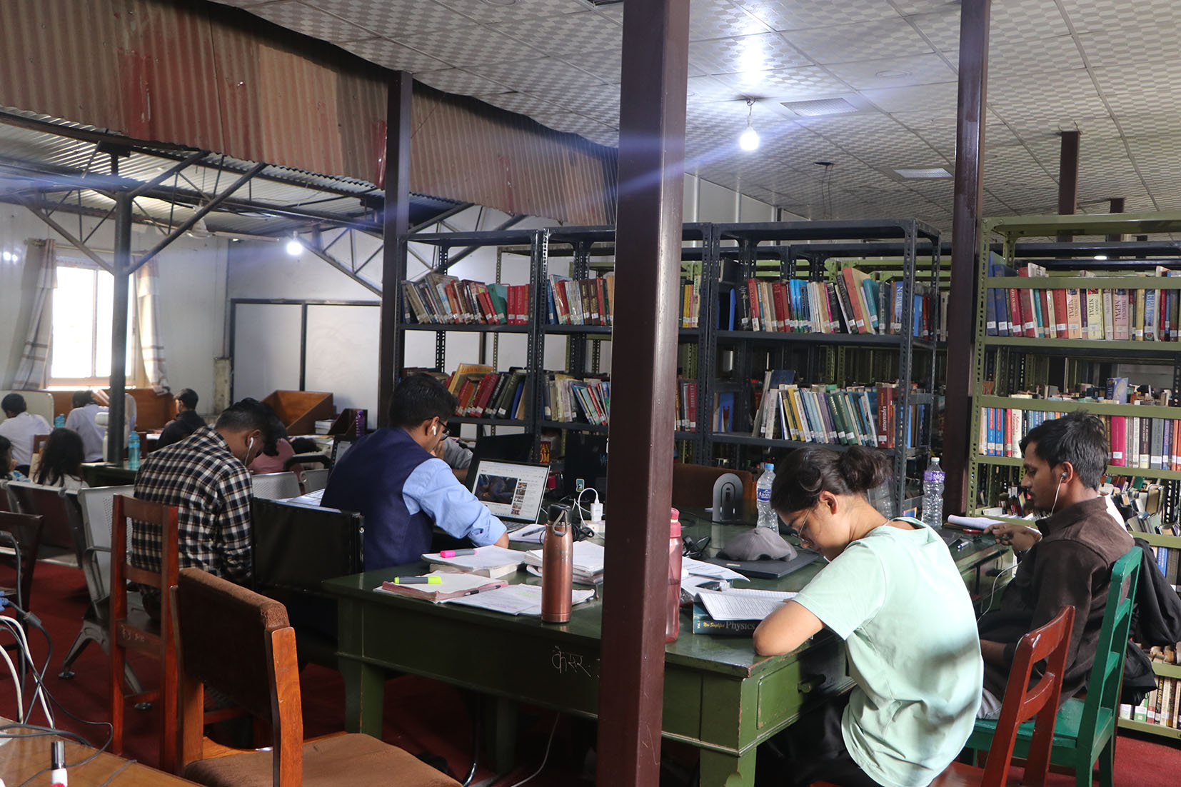 जो पुस्तकालयमा रमाउँछन्...