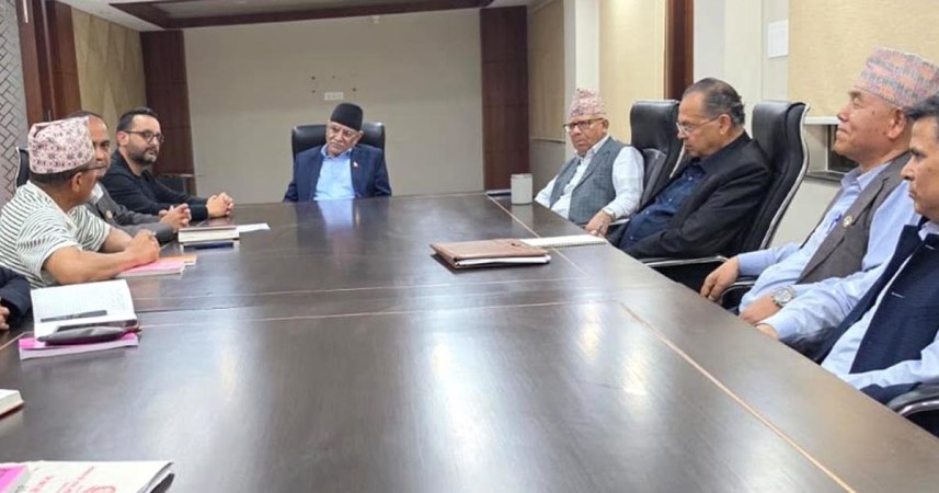 पूर्वप्रधानमन्त्रीसँग संविधान संशोधन बहसपत्र तयारी कार्यदलको छलफल