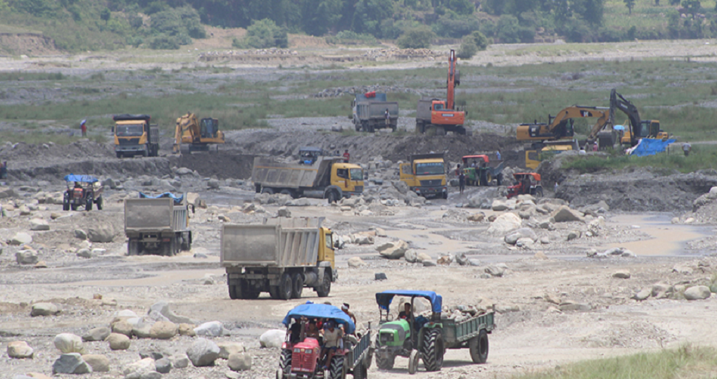 बालुवा उद्योगको नाममा ढुंगा उत्खनन्, न अनुगमन न कारबाही