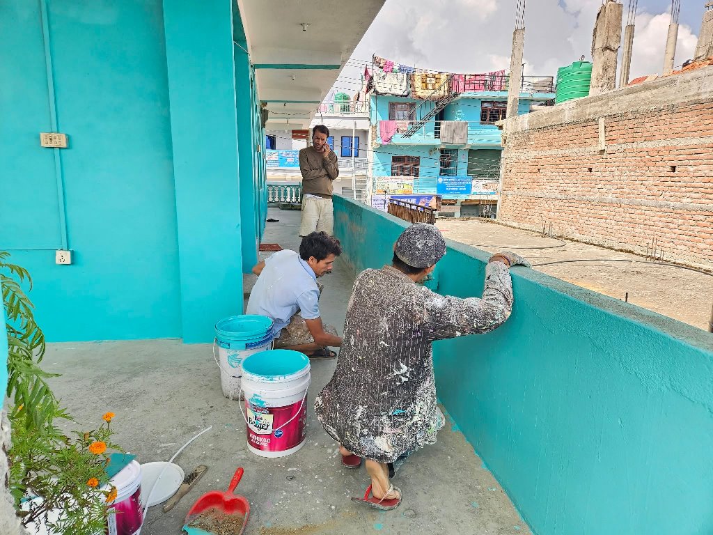 अध्ययन खर्च जुटाउन ‘पेन्टिङ’ गर्दै युवा