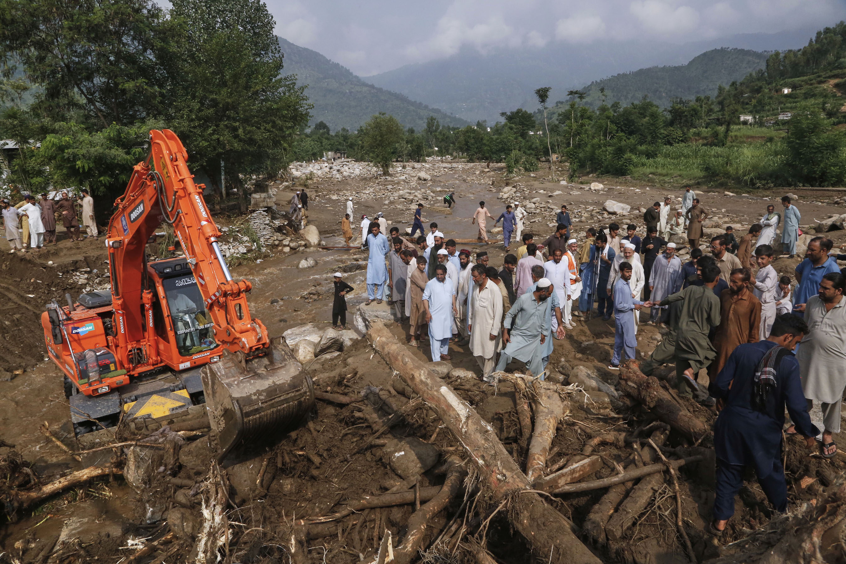पाकिस्तान बाढी र पहिरोमा परी ३२० को मृत्यु, हजारौँ प्रभावित