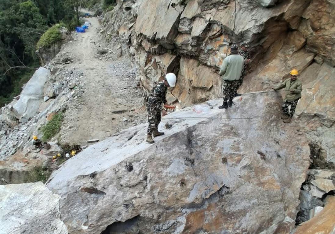अवरुद्ध खाँदबारी–किमाथाङ्का  सडक पुनः सञ्चालन