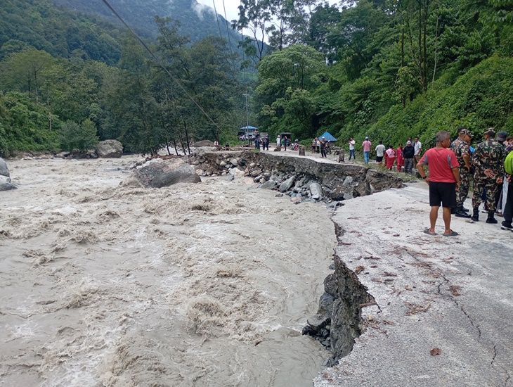 पहिरोमा दुईको मृत्यु, सडक र विद्युत् आयोजनामा क्षति