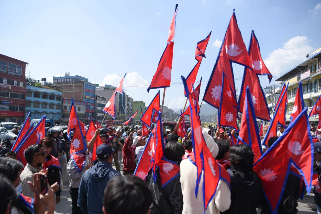 सहज नारा, असहज परिवर्तन