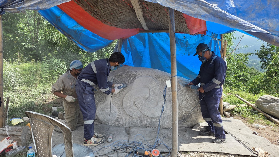 ढुङ्गामा माझिँदै छन् मूर्तिकारका सीप