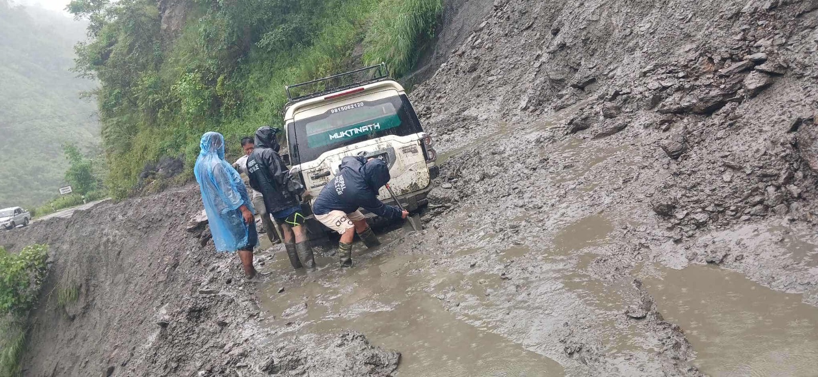 पहिरोले बेनी-जोमसोम सडकको यात्रा असहज बन्दै