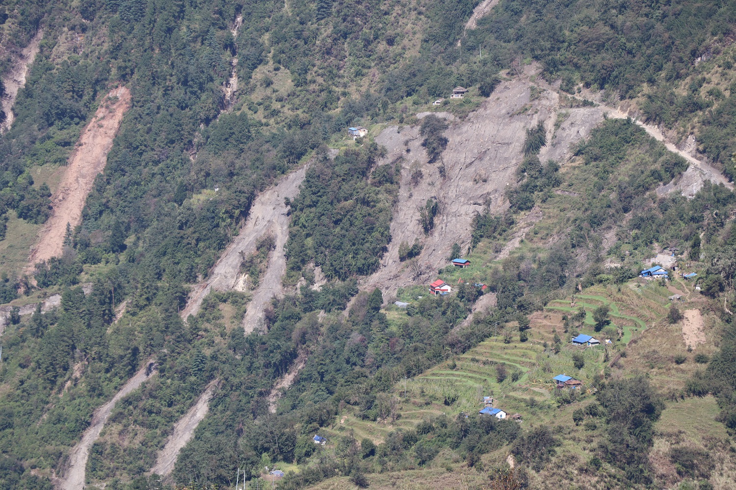 शिखका पहिरो प्रभावित भन्छन्, ‘आश्रयस्थल भन्दा खाली घरमा बस्न  सहज भयो’