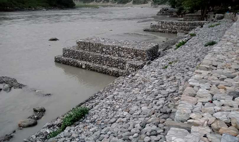 नारायणी नदीमा तटबन्ध