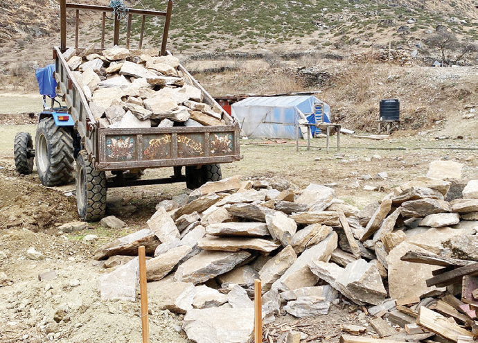 हिमाली भेगमा गुड्छन् स्कुटर र ट्रयाक्टर