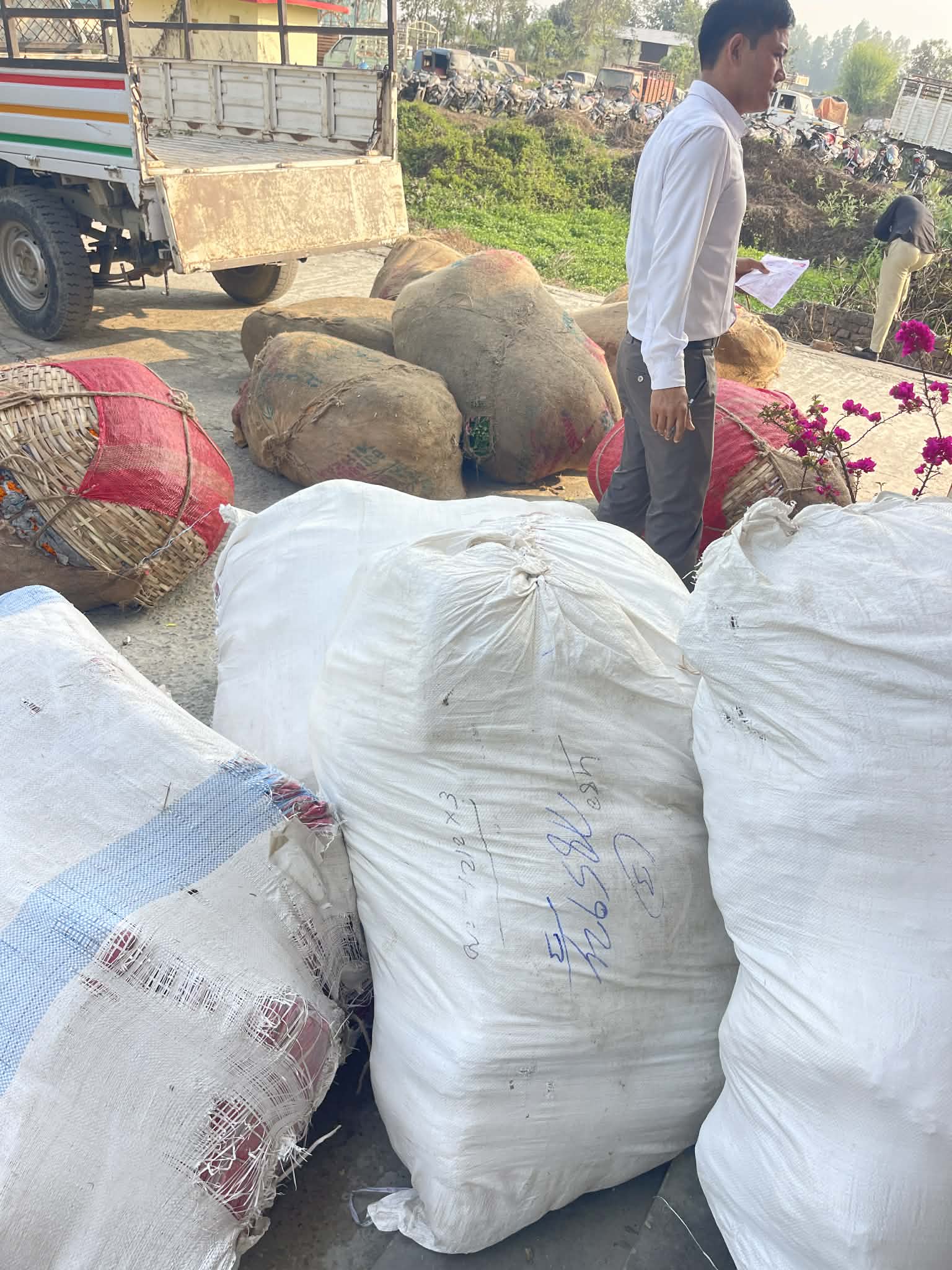 सशस्त्र प्रहरीद्वारा ३२ लाखकोे अवैध सामान नियन्त्रण