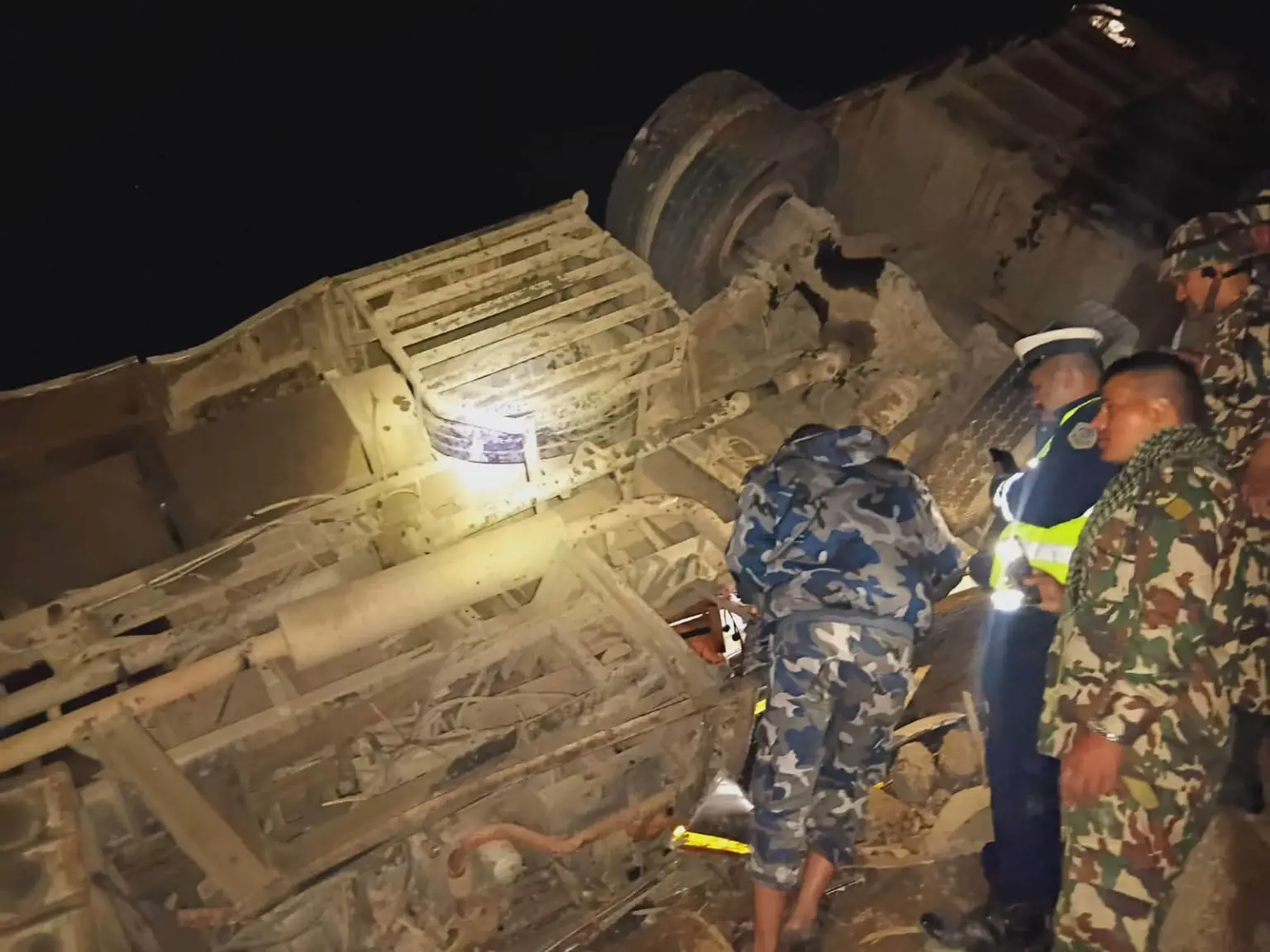 धादिङमा बस दुर्घटना हुँदा १७ जनाको मृत्यु, २४ घाइते, सेना प्रहरी उद्धारमा जुटे